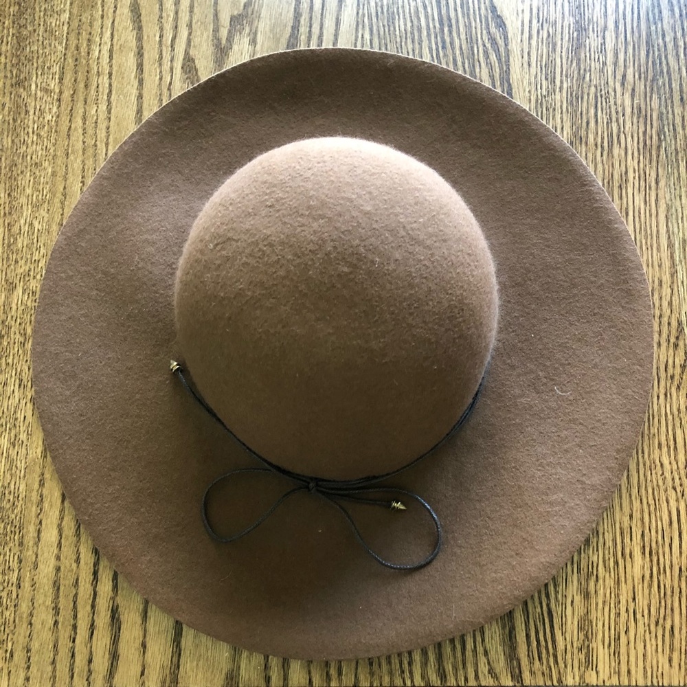 Felt hat. - Picture 2 of 3